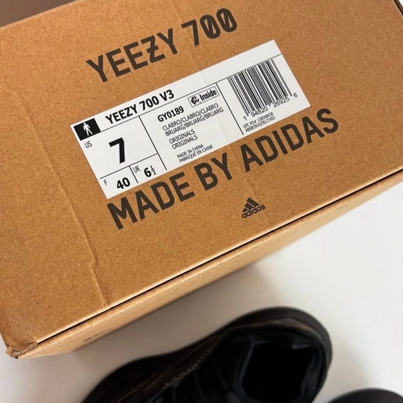 Yeezy 700 V3 brand new - Picture 2 of 6
